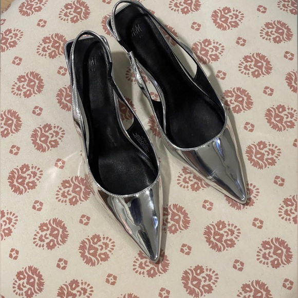 Silver slingback kitten heels - Picture 2 of 10